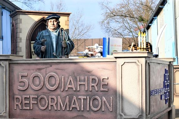 Der Motivwagen des Evangelischen Dekanats zum Rosenmontagszug