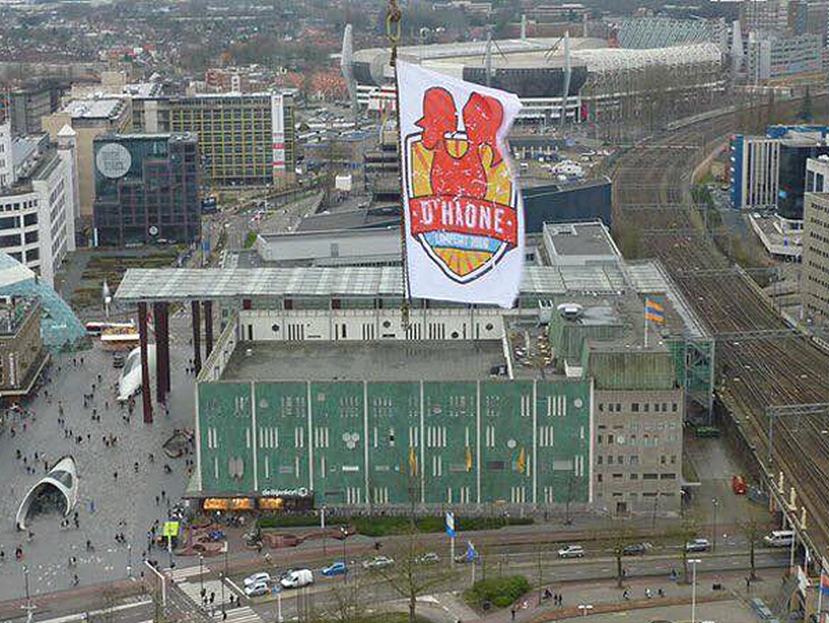 2016 Haone vlag boven de Bijenkorf 1